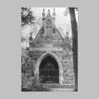 020-0025 Schloss Kapkeim. Familiengruft im Park..jpg